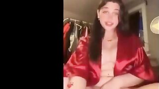 اللبوه قاعده بالروب الاحمر وفتحاه بتكلم حبيبها فيديو ومبيناله بزازها وكسها ا  سكس مصري لابيض وهو معاها عالتلفون بيلعب في زوبره