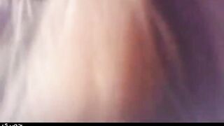 البنت واقفه بشعرها الاصفر بتلعب فيه وتميله يمين وشمال وهي قالعه هدومها وب  سكس مصري تلعب في كسها هي وواقفه ورافعه رجل واحده