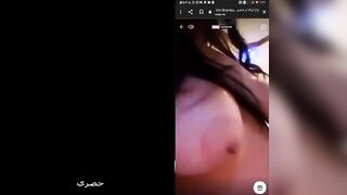 البنت الشرموطه لابسه الاحمر ومطلعه صدرها لبره كله وهي قاعده عالكرس  سكس مصري يي وبتلعب في كسها وتبعبص فيه اوي بيديها