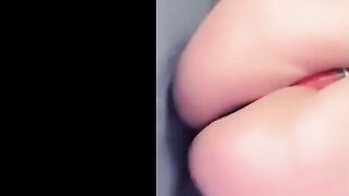 البنت الحامل قاعده عالكنبه وفاتحه رجل واحده ورفعاها لفوق وتحسس علي ك  سكس مصري سها ال كله لحم وهي لابسه الالندر الاحمر