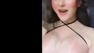 البنت اللبوه قالعه هدومه وداهنه جسمها بالدهان الاحمر محمر جسمها وبزازها وبتلعب  سكس مصري  في جسمها وتعمل حركات كلها شرمطه وسكسيه