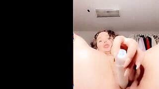 البنت الفاجره ماسكه في كسها بتلعب فيه وبتدخل القلم الحواجب في كسها للاخر وتبعبص بيه نفس  سكس مصري ها وبتنزل لبنها عالارض هي وفاشخه رجليها