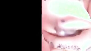 البنت رافعه التيشرت بتاعها لفوق وبتضرب علي بزازها بيديها الاتنين وتشد في حلمته  سكس مصري ا لبره بتحمر من الشد وتلحس فيها بلسانها