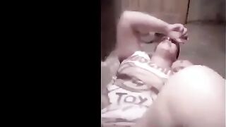 البنت الشرموطه نايمه عالسرير فاتحه رجليها حبيبها كان بينيكها وهي بتبكي اوي م  سكس مصري نه وبتعيط من الوجع ال في كسها اتهرا نيك
