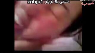 المتناكه نايمه عالسرير والراجل ماسك زوبره بيضرب بيه علي وشها وبيمشيه  سكس مصري  علي شفايفها وهي بتمسكه بتلعب فيه وتمصه