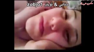 المتناكه نايمه عالسرير والراجل ماسك زوبره بيضرب بيه علي وشها وبيمشيه  سكس مصري  علي شفايفها وهي بتمسكه بتلعب فيه وتمصه