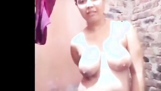 الفاجره في البيت المهجور مستنيه الخول بتاعها وبتلعب في كسها هي  سكس مصري  وواقفه بتسخن فيه اوي وبتدعك فيه بيديها