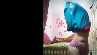 الراجل الحيحان كبير في السن قاعد عالكرسي وبنته مقلعاه البنطلون  سكس مصري  وبتمصله في زوبره علشان يبرد ناره ويهدا