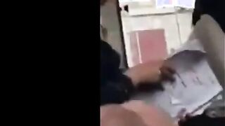 الحنينه قاعده عالسرير وسانده ضهرها عالحيط والخول بتاعها نايم علي صدجرها وبي  سكس مصري رضع من بزها وهي ماسكه في شعره بتلعب فيه
