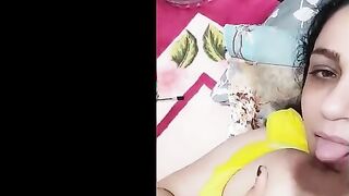 الشرموطه نايمه عالسرير وبزها الكبير مقرب علي بوقها بتبوس فيه  سكس مصري  اوي بشفايفها زي الشرموطه وبتعض في بزها