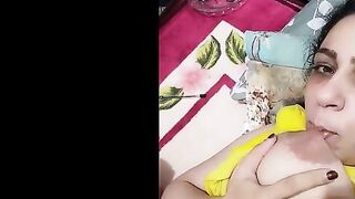 الشرموطه نايمه عالسرير وبزها الكبير مقرب علي بوقها بتبوس فيه  سكس مصري  اوي بشفايفها زي الشرموطه وبتعض في بزها