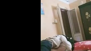 الوليه بتعمل فطار لجوزها وهو بيحضنها من ضهرها وبيرفع رجليها لفوق  سكس مصري  التربيظه وبينيك في كسها براحه اوي وبحب
