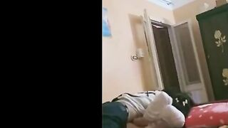 الوليه بتعمل فطار لجوزها وهو بيحضنها من ضهرها وبيرفع رجليها لفوق  سكس مصري  التربيظه وبينيك في كسها براحه اوي وبحب