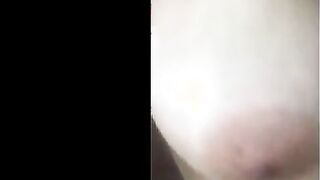 البنت المتناكه قالعه بالاندر والبراه وهي واقفه بتلعب في كسها  سكس مصري  وتشد الاندر بيديها وتفتح في رجليها اوي