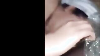 البنت رافعه رجليها وفتحاها عالاخر وبتبكي من النيك في كسها المفشوخ وه  سكس مصري و بيدخله فيها من تان وبيكمل نيك في كسها