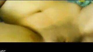 الفاجره نايمه عالسرير علي بطنها والراجل بيدخل عليها وبينومها علي بطنها بعهد مالعب في طيزها وحسس عليها و  سكس مصري بيدخل زوبره في كسها بينيكها وينام معاها