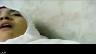 الفاجره نايمه عالسرير علي بطنها والراجل بيدخل عليها وبينومها علي بطنها بعهد مالعب في طيزها وحسس عليها و  سكس مصري بيدخل زوبره في كسها بينيكها وينام معاها