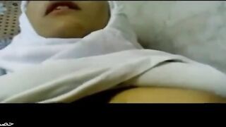 الفاجره نايمه عالسرير علي بطنها والراجل بيدخل عليها وبينومها علي بطنها بعهد مالعب في طيزها وحسس عليها و  سكس مصري بيدخل زوبره في كسها بينيكها وينام معاها