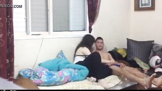 البنت قاعده عالسرير وسانده ضهرها عالحيسط والراجل ال معاها مميل بوقهع علي صدرها بيرضع ف  سكس مصري يهم وهي بتلعب في شعره وحاطه ايديها عليه