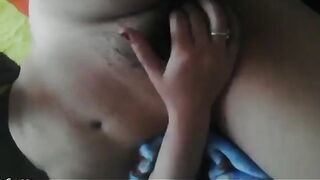 اللبوه قاعده بتطلع لسانها وتعض في  شفايفها باسنانها وتلعب في   سكس مصري شعرها اوي بتجيبه لقدام وبتحسس في بزازها