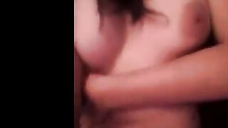 البنت المتناكه واقفه بتصور نفسها فيديو علشان تبعته لخطيبها وهي قال  سكس مصري عه بتلعب في بزازها وتعصر فيهم هي وواقفه