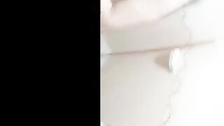 البنت في الحمام قالعه علشان تاخد شاور وبيدخل عليها اخوها الهايج بيزوق فيها وبيض  سكس مصري ربها عايز ينام معاها غصب عنها وهي بتصرخ