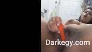 الشرموطه فاشخه رجلبيها وقالعه لبسها وقاعده بتحط في كسها الجزره وبتدخلها بر  سكس مصري احه كلها لاخرها وتطلعها وهي متكيفه منها
