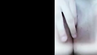 المتناكه فاتحه رجليها وبتلعب في كسها المنتوف وبتمشي صباعها لبره وتدخل وتطلع فيه بيديها  سكس مصري  عايزه تضرب سبعه ونص وتنزل اللبن بتاعها