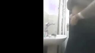 البنت المتناكه في الحمام بتقلع هدومها وبتلعب في كسها هي وواقفه وبتعصر في بزازها   سكس مصري بيديها التانيه وكسها كله بيغرق من اللبن