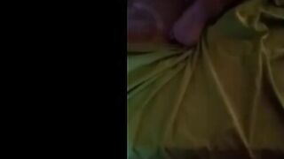 البنت نايمه علي بطنها والراجل فوقيها راكبها بينيك فيها وبيضانه بتخبط  سكس مصري  وتضرب في طيزها وهو ساند ايده علي ضهرها