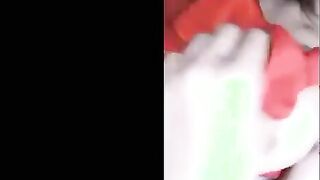 الشرموطه نايمه بالقميص الاحمر وبتحرك يديها علي جسمها كله بتلعب في  سكس مصري ه وتحسس علي كسها بصوابعها وتلعب في بزها