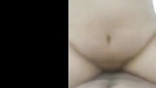 اللبوه طالعه علي زوبر حبيبها مدخلاه في كسها وبتتنطط عليه اوي وهي فوق م  سكس مصري نه وبزازها الكبار بيتهزو معاها ويتلرقصو