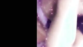 البنت المتناكه نايمه عالسرير بتتقلب عليه اوي وتلعب في كسها بتحسس عليه ه  سكس مصري ي ولابسه القميص الضيق بتاعها اسود اللون
