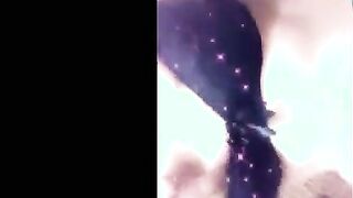 البنت المتناكه نايمه عالسرير بتتقلب عليه اوي وتلعب في كسها بتحسس عليه ه  سكس مصري ي ولابسه القميص الضيق بتاعها اسود اللون