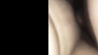 ام كس مشعر فاشخه رجليها للعرص بينيكها وبيدخل وبيطلع زوبره اوي في كسها وبسرعه وهو ب  سكس مصري يشد في شعرها هو وبينيك علشان تصرخ وتبكي