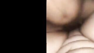 ام كس مشعر فاشخه رجليها للعرص بينيكها وبيدخل وبيطلع زوبره اوي في كسها وبسرعه وهو ب  سكس مصري يشد في شعرها هو وبينيك علشان تصرخ وتبكي