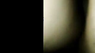 الراجل ماسك طيز مراته قافش عليها بيديه اوي وزوبره ناكته في كسها بينيك فيها هي وناي  سكس مصري مه علي جنبها بيدخل وبيطلع زوبره في كسها