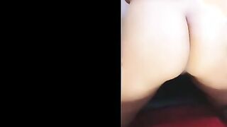 البنت فاتحه طيزها بيديها وبتلعب فيها وماسكه علبه بلاستيك طوي  سكس مصري له وهي مفلقسه طيزها بتدخلها جواها براحه