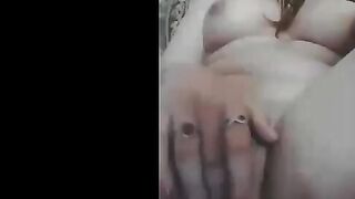 المتسهوكه بتاعه الرجاله فاشخه كسها وبتلعب فيه بجنون بيديها وهي بتدخل وتطلع صباعها فيه وتسخن   سكس مصري وتهيج من اللعب ولبنها بينزل وبيفضي منها