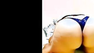 الشرموطه مفلقسه طيزها وتلعب فيها والراجل الخول بيجي بالحزام بي  سكس مصري ضربها علي طيزها ومخليعها محمره من الضرب