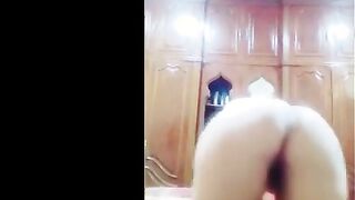 البنت الفاجره لابسه القميص الاحمر وماليه شفايفها روج احمر وبتميل بز  سكس مصري ازها بيطلعو بره القميص وشغاله تقفش فيهم