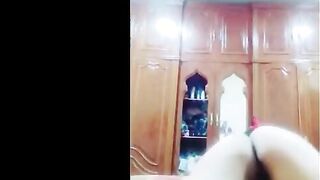 البنت الفاجره لابسه القميص الاحمر وماليه شفايفها روج احمر وبتميل بز  سكس مصري ازها بيطلعو بره القميص وشغاله تقفش فيهم