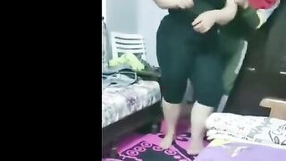 الفرسه مركبه صاحبها وشيلاه علي ضهرها وبتنزله تزقه عالكنبه وهو بيقعد  سكس مصري ها علي رجله بيحك زوبره في طيزها الكبيره
