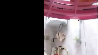 البنت في الحمام قالعه تحت الدوش بتستحما وبتدعك شعرها بالصابون وتضمه علي بعض وبتمسك بعد   سكس مصري كده كسها مغرقاه بالصابون وبتدعك فيه اوي