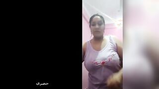 البنت المتناكه في الحمام قالعه ملط وهي تحت المايه بتاخد شاور سوخن وجسم  سكس مصري ها بيهيج مع الميه السوخنه بتلعب في كسها