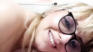 البنت اللبوه ماسكه علبه الكريم وبدخلها في خرم كسها بتبعبص بيها نفسها وتدخل و  سكس مصري تطلع فيها في كسها وهي فاتحه بوقها هايجه