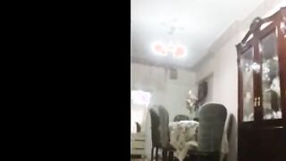 البنت لافه نفسها بالملايه وبترقص في الصاله وحبيبها قاعد عالكنبه بيتفرج عليها وهي بتترق  سكس مصري ص وبتجري في الصاله بالملايه ومتكيف منها