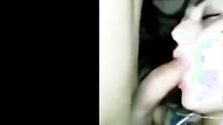الشرموطه راكعه تحت صاحبها بتمص في زوبره وتدخله كله في بوقها الواسع وهو م  سكس مصري اسك في شعرها بيشدها منه وبينكت في بوقها