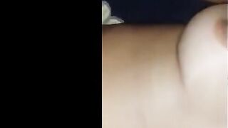 العرص بينيك مراته وهو منومها علي ضهرها وماسك بزازها بيديه وهو بيدخل وبيطل  سكس مصري ع زوبره في كسها وشغال فيها علي بعضه نيك