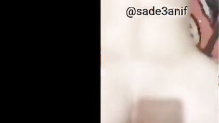 الراجل بينيك طيز لبوته وبيدخل وبيطلع زوبره في طيزها هي وراسمه التاتوه وكماسكها من  سكس مصري  وسطها وبعدها بيطلعه شويه وينيك في كسها
